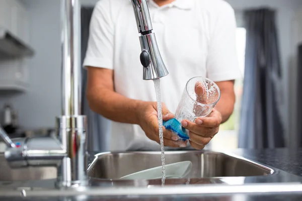 Älterer Mann Spült Geschirr Seiner Modernen Hellen Küche Flaches Dof — Stockfoto