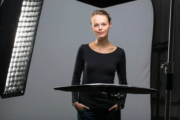 Vacker Kvinnlig Modell Poserar Fotografisk Studio Omgiven Professionella Strobe Lampor — Stockfoto