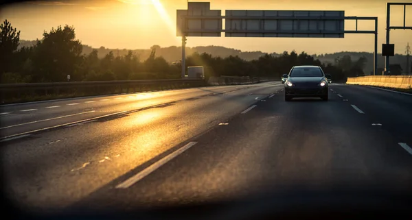 Auto Een Snelweg Bij Zonsondergang Ondiepe Dof Verkleurde Afbeelding — Stockfoto