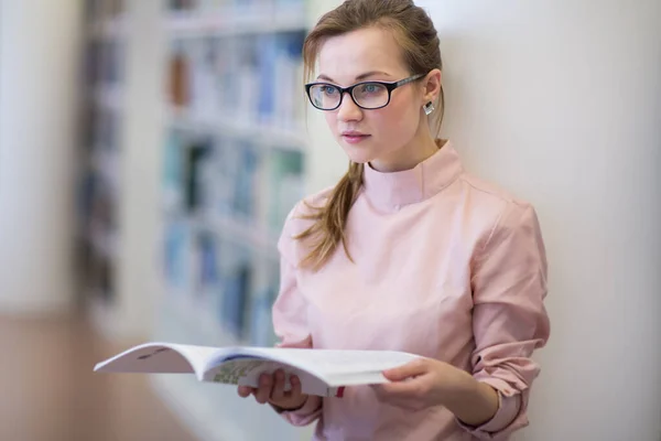 Estudante Universitária Bonita Feminina Uma Biblioteca Procura Livro Dof Raso — Fotografia de Stock