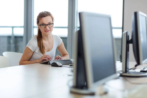 Söt Kvinnlig Student Som Använder Sin Surfplatta Ett Studierum Kontor — Stockfoto