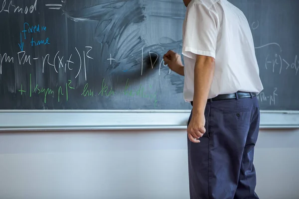 Starszy Nauczyciel Matematyki Uczy Matematyki Pisze Tablicy Podczas Zajęć — Zdjęcie stockowe