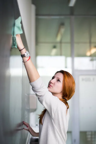 Ganska Ung College Student Skriver Tavlan Svarta Tavlan Matematik Klass — Stockfoto