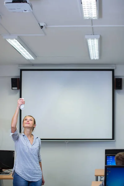 Profesora Joven Bonita Aula Preparándose Para Dar Una Clase Preparando —  Fotos de Stock