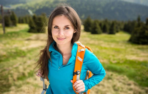 美しい 若い女性は素晴らしい高山の設定で屋外でハイキング — ストック写真