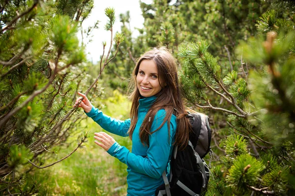 美丽的年轻女子在壮观的高山环境中徒步旅行 — 图库照片