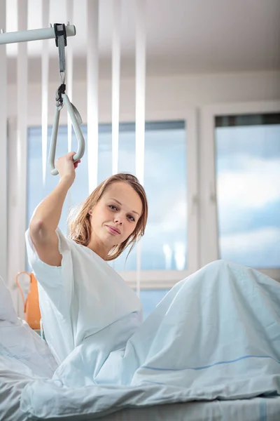 Uma Paciente Bonita Jovem Feminina Num Quarto Hospital Moderno Melhorar — Fotografia de Stock