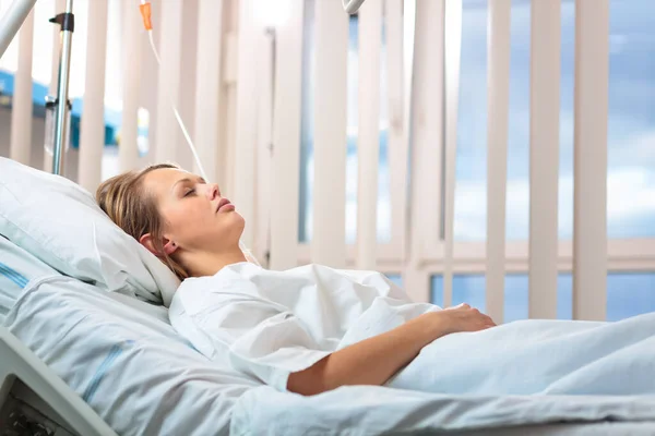 Uma Paciente Bonita Jovem Feminina Num Quarto Hospital Moderno Melhorar — Fotografia de Stock