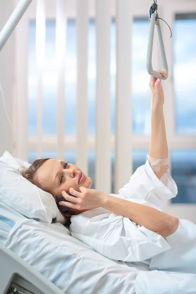 Bonita Joven Paciente Femenina Una Habitación Hospital Moderna Mejorando Rápidamente — Foto de Stock