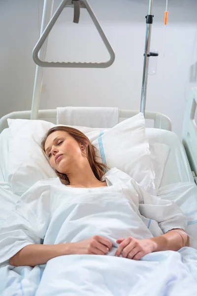 現代の病院の部屋で若い女性の患者だ 手術後の高速化 浅いDof カラートーン画像 — ストック写真