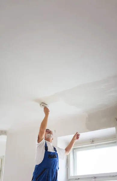 老年人彩绘房 带有油漆桶的出租公寓 墙面油漆概念 短期租赁房屋维修 — 图库照片