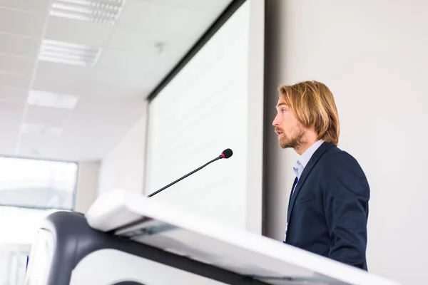 Knappe Jongeman Die Een Toespraak Houdt Een Conferentie — Stockfoto