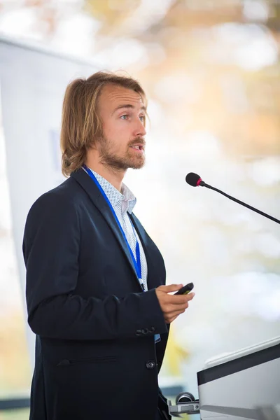 Yakışıklı Genç Bir Adam Konferansta Konuşma Yapıyor — Stok fotoğraf