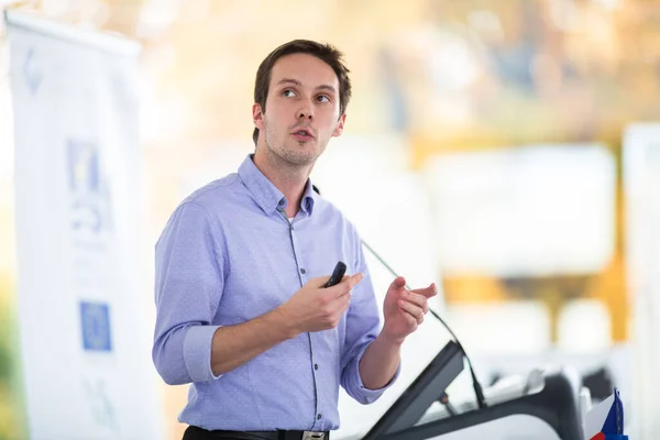 Schöner Junger Mann Hält Eine Rede Auf Einer Konferenz — Stockfoto