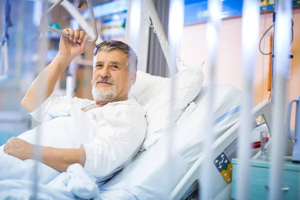Ανώτερος Άνδρας Ασθενής Σύγχρονο Νοσοκομείο Ρηχή Dof Έγχρωμη Τονισμένη Εικόνα — Φωτογραφία Αρχείου