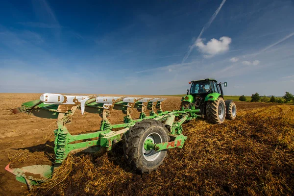 Traktor Működő Farm Korszerű Mezőgazdasági Szállítási Mezőgazdasági Termelő Dolgozik Területen — Stock Fotó