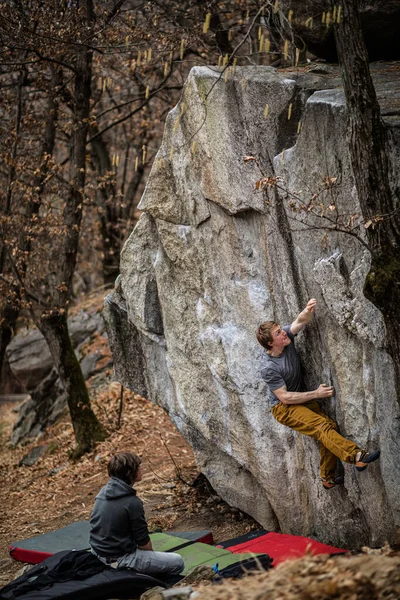 Alpinistas Escalando Uma Rocha Pedra Livre — Fotografia de Stock