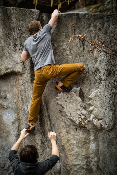 Alpinista Escalando Uma Rocha Pedra Livre Grupo Amigos Envolvidos Esportes — Fotografia de Stock