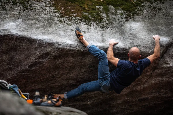 Alpinista Escalando Uma Rocha Pedra Livre Grupo Amigos Envolvidos Esportes — Fotografia de Stock