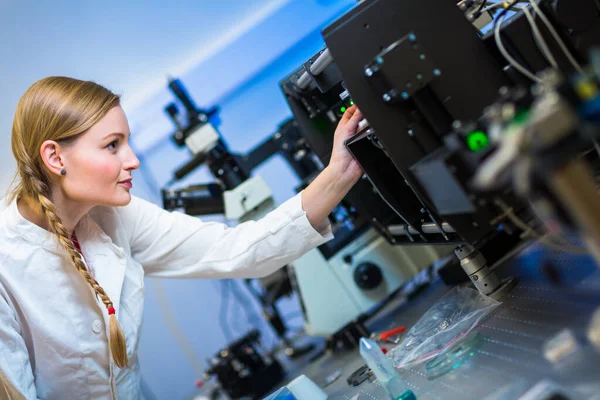 Vrouwelijke Onderzoeker Die Onderzoek Doet Een Fysisch Chemisch Lab Verkleurd — Stockfoto