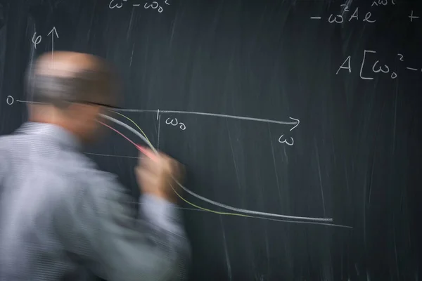 数学老师在数学课上在黑板上绘制动作图 运动模糊图像 — 图库照片
