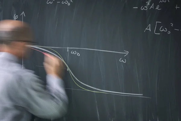 Mathelehrer Zeichnet Während Des Mathematikunterrichts Ein Diagramm Auf Eine Tafel — Stockfoto