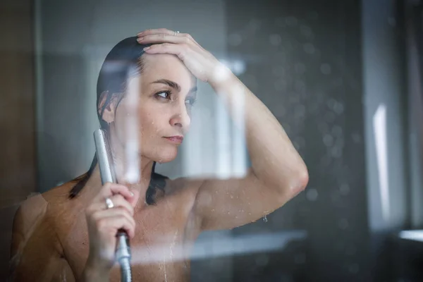 Mulher Tomando Longo Chuveiro Quente Lavar Cabelo Banheiro Design Moderno — Fotografia de Stock