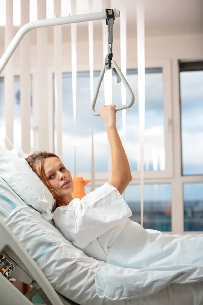 Mooie Jonge Vrouwelijke Patiënt Een Moderne Ziekenhuiskamer Snel Beter Worden — Stockfoto