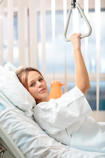Όμορφη Νέα Γυναίκα Ασθενής Ένα Μοντέρνο Δωμάτιο Νοσοκομείου Βελτιώνεται Γρήγορα — Φωτογραφία Αρχείου
