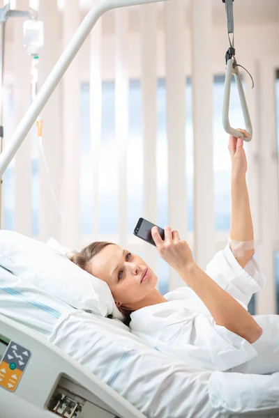 Uma Paciente Bonita Jovem Feminina Num Quarto Hospital Moderno Melhorar — Fotografia de Stock