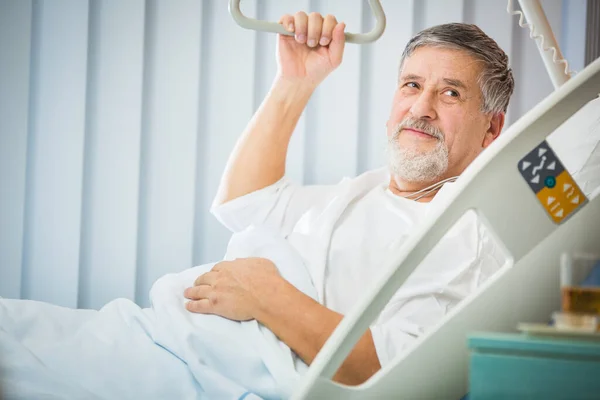 Paciente Masculino Sênior Hospital Moderno Dof Raso Imagem Tonificada Cores — Fotografia de Stock