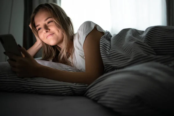 예쁘고 여자가 핸드폰을 침대에서 있었어요 스마트폰 Bed Mobile Smartphone Addiction — 스톡 사진