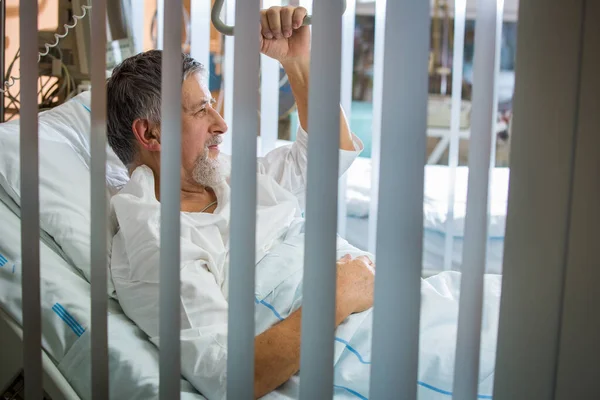 Senior Männlicher Patient Einem Modernen Krankenhaus Flaches Dof Farbiges Bild — Stockfoto