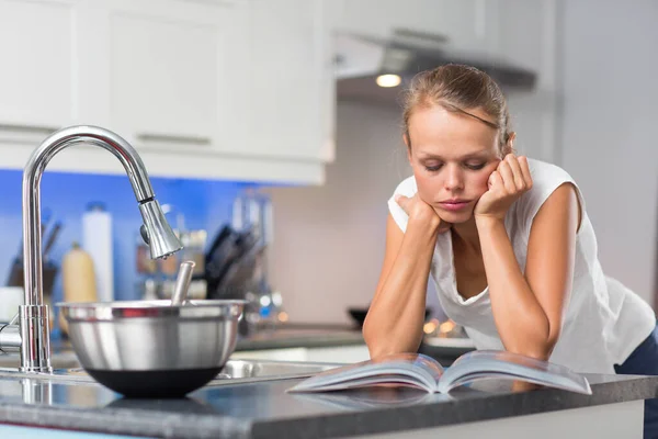 Söt Ung Kvinna Hennes Moderna Rena Och Ljusa Kök Fastställande — Stockfoto