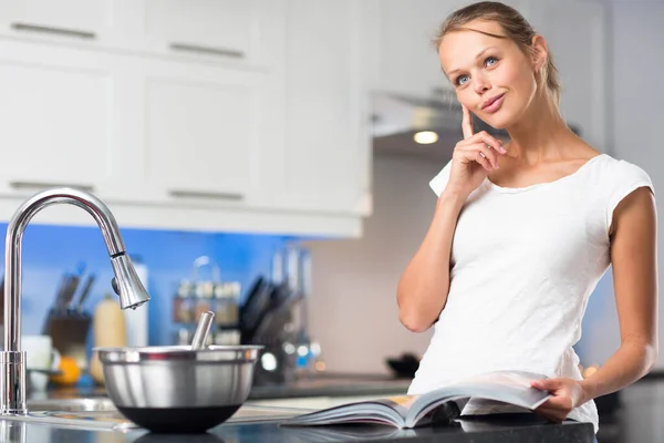 Mujer Joven Bonita Cocina Moderna Limpia Luminosa Preparando Almuerzo Imagen — Foto de Stock