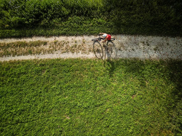 Söt Ung Kvinna Rider Sin Mountainbike Skogsstig Njuter Aktiv Fritid — Stockfoto