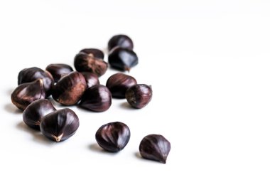 Işık arka plan üzerinde kestane meyve 