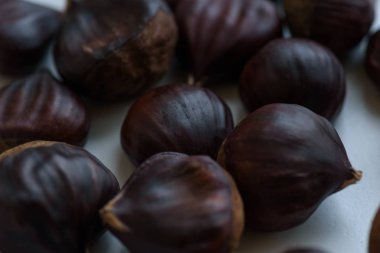 Işık arka plan üzerinde kestane meyve 