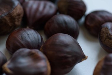 Işık arka plan üzerinde kestane meyve 