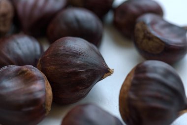 Işık arka plan üzerinde kestane meyve 