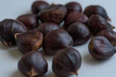 Işık arka plan üzerinde kestane meyve 