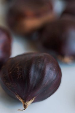 Işık arka plan üzerinde kestane meyve 
