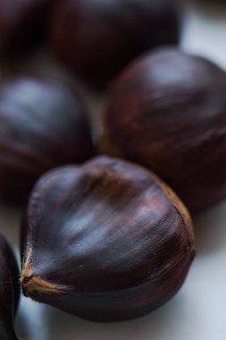 Işık arka plan üzerinde kestane meyve 