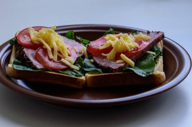 Kızarmış et, domates, kuzukulağı ve mozzarella peyniri ile tost 