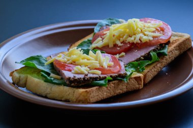 Kızarmış et, domates, kuzukulağı ve mozzarella peyniri ile tost 
