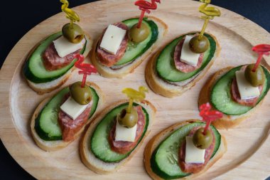 ahşap tabakta kanepeler açın