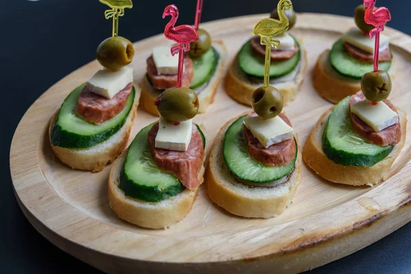 ahşap tabakta kanepeler açın