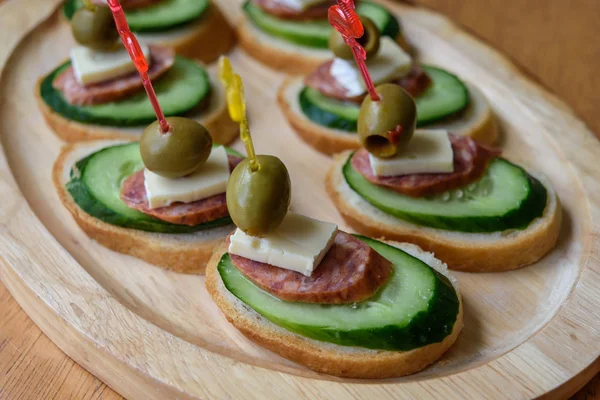 ahşap tabakta kanepeler açın