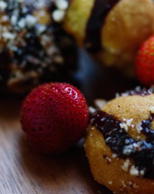 çilek ve ev yapımı kurabiye