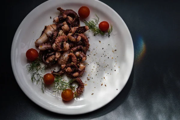 Octopus tentacles with cherry tomatoes and spices — Stock Photo, Image